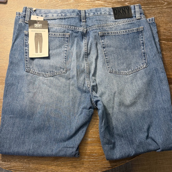 DKNY Brooke Straight-Leg Jeans – Medium Wash (NWT) -Sz 32/14 - Picture 3 of 4